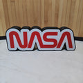 Lampada LED NASA "Worm" Logo – Insegna Luminosa Rossa Vintage USB (24 x 8 cm)